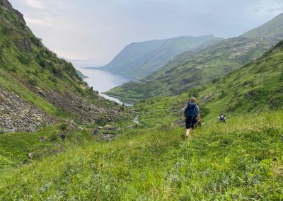 Op de terugweg richting de boten