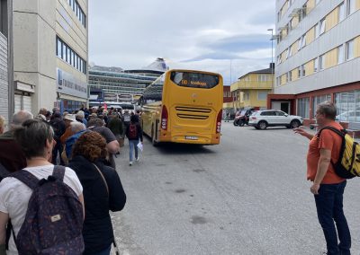 In de rij voor de bus