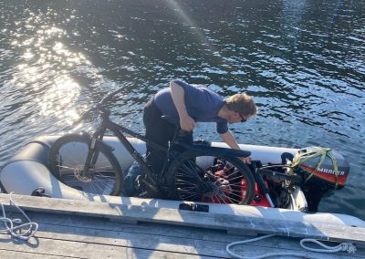 Met de bijboot brengen we de fietsen aan boord