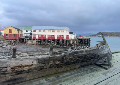 Bugøynes, als je goed kijkt zie je Saraban'de in de verte